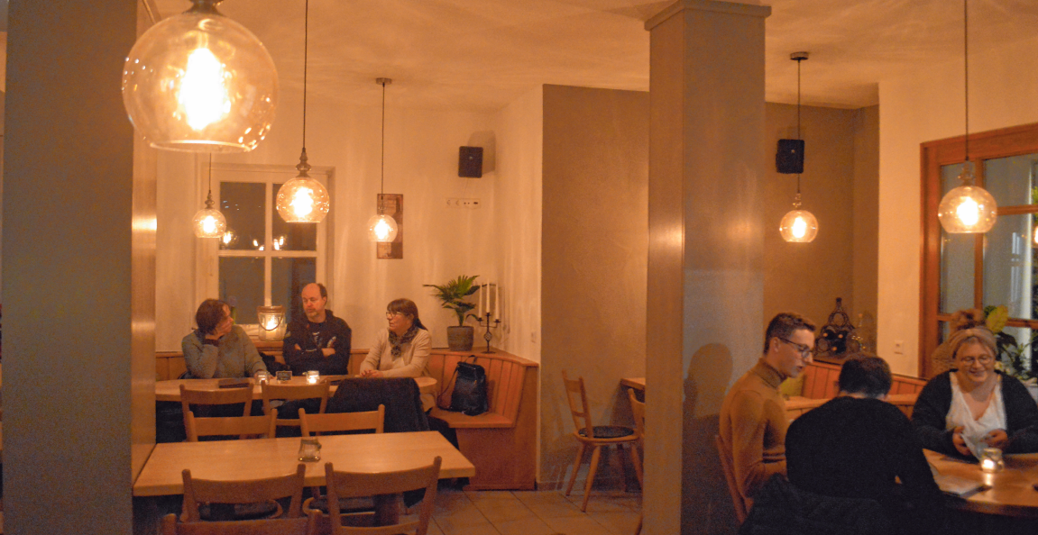Die Innenräume der ehemaligen Pizzeria erstrahlen nun in neuer gemütlicher Atmosphäre. Die Innenräume der ehemaligen Pizzeria erstrahlen nun in neuer gemütlicher Atmosphäre.