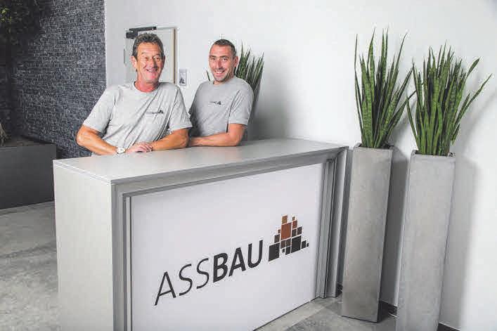 Um Baggerarbeite, LKW-Transporte und Lagerumschlag kümmern sich Bruno Riss und Marcin Abramowicz. Um Baggerarbeite, LKW-Transporte und Lagerumschlag kümmern sich Bruno Riss und Marcin Abramowicz.