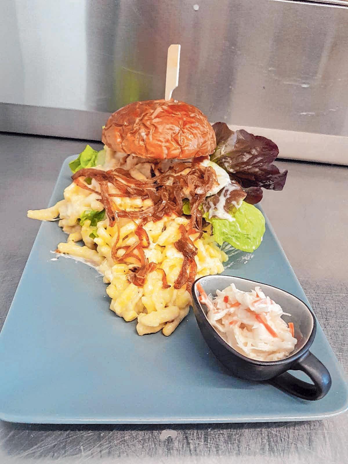 Der Schwabenburger mit Käsespätzle ist der absolute Geheimtipp im Chevy’s Diner. FOTO: OH Der Schwabenburger mit Käsespätzle ist der absolute Geheimtipp im Chevy’s Diner. FOTO: OH