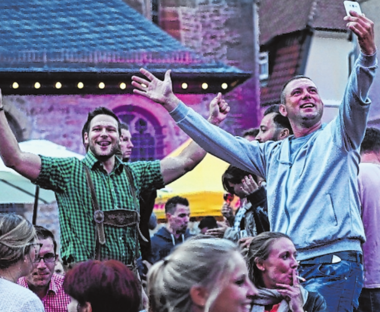 Mittendrin statt nur dabei: Viel Platz für feierfreudige Gäste bietet das Gerolzhöfer Weinfest. FOTO: SERGEJ CHERNOISIKOW Mittendrin statt nur dabei: Viel Platz für feierfreudige Gäste bietet das Gerolzhöfer Weinfest. FOTO: SERGEJ CHERNOISIKOW