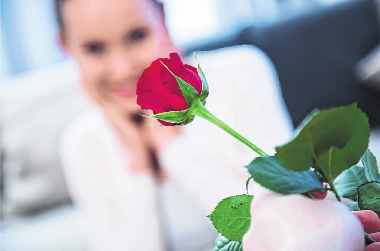 Auf die Geste kommt es beim Schenken letztlich am Valentinstag an. FOTO: CHRISTIN KLOS Auf die Geste kommt es beim Schenken letztlich am Valentinstag an. FOTO: CHRISTIN KLOS
