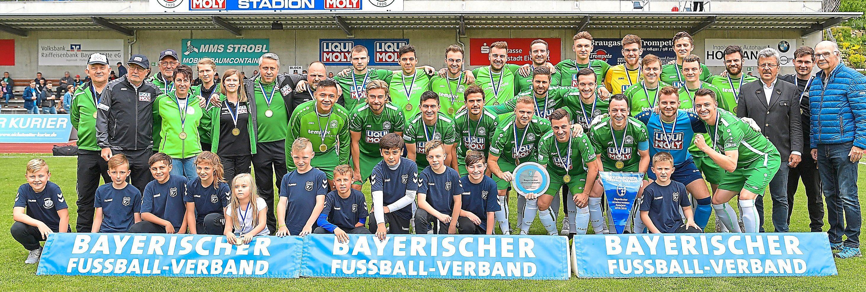 Ein großer Moment: BFV-Verbandsspielleiter Josef Janker (3. von rechts) zeichnete den VfB Eichstätt für den Gewinn der bayerischen Amateur-Meisterschaft aus. Neben der Meisterschaftsschale und dem Wimpel gab es für jeden Spieler und Betreuer eine Medaille. Foto: Traub Ein großer Moment: BFV-Verbandsspielleiter Josef Janker (3. von rechts) zeichnete den VfB Eichstätt für den Gewinn der bayerischen Amateur-Meisterschaft aus. Neben der Meisterschaftsschale und dem Wimpel gab es für jeden Spieler und Betreuer eine Medaille. Foto: Traub