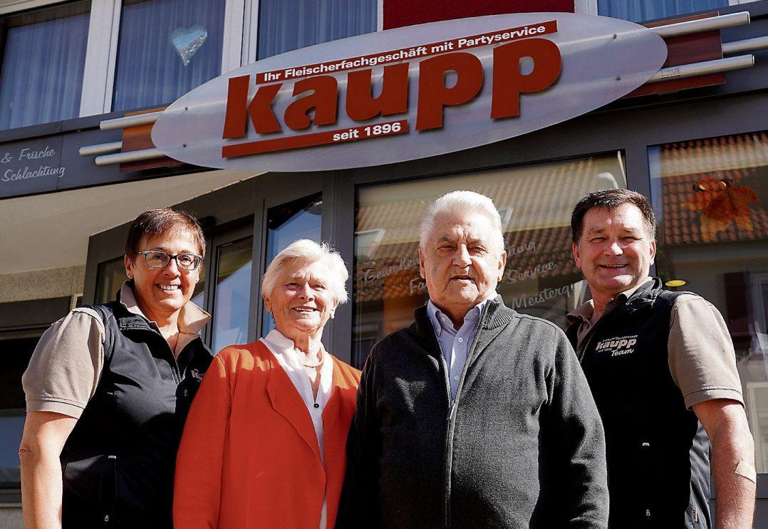 Ein Bild, zwei Generationen: Ingrid und Axel Kaupp nehmen Marianne und Karl Kaupp in die Mitte. Bilder: Karl-Heinz Kubal