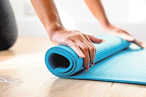 Auf die Matte, fertig. los: Yoga hilft dabei, ein gutes Körpergefühl zu bewahren und fördert die Entspannung. Foto: unsplash/rawpixel Auf die Matte, fertig. los: Yoga hilft dabei, ein gutes Körpergefühl zu bewahren und fördert die Entspannung. Foto: unsplash/rawpixel