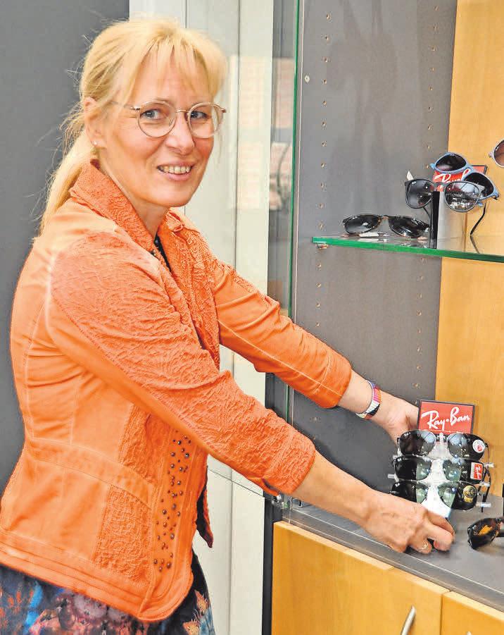 Silvia Krone ist Expertin in Sachen Varilux-Gleitsichtbrillenglas für stufenloses Sehen in allen Entfernungen Silvia Krone ist Expertin in Sachen Varilux-Gleitsichtbrillenglas für stufenloses Sehen in allen Entfernungen