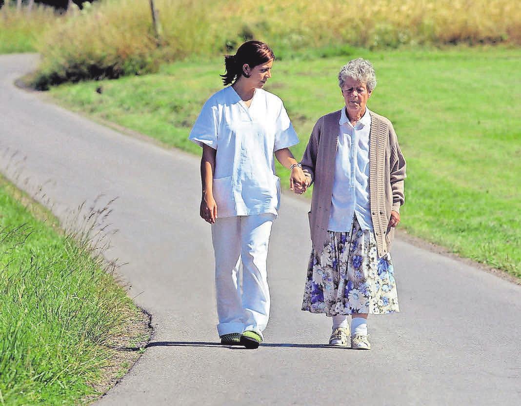 Viele Menschen sind im höheren Alter auf Pflege und Betreuung angewiesen. Viele Menschen sind im höheren Alter auf Pflege und Betreuung angewiesen.