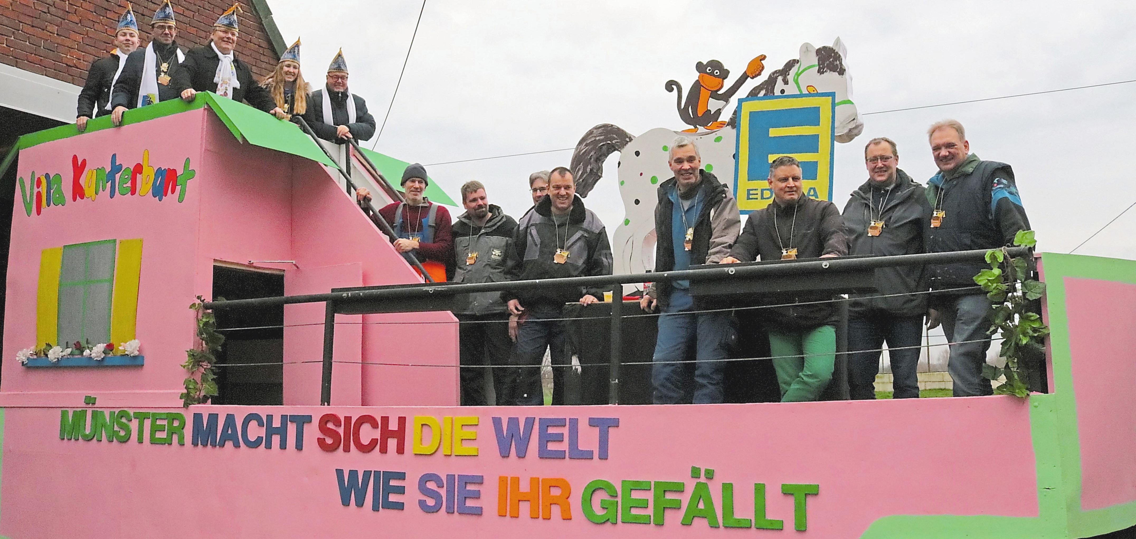 Hoch oben auf dem rosafarbenen Wagen der Angelgeister wird charmant Kritik geübt. Fotos: acf Hoch oben auf dem rosafarbenen Wagen der Angelgeister wird charmant Kritik geübt. Fotos: acf