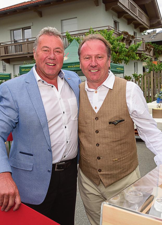 Martin Hirner, WKO-Kufstein Bezirksstellenobmann (li.), gratulierte Sepp Greil zum Jubiläum. Martin Hirner, WKO-Kufstein Bezirksstellenobmann (li.), gratulierte Sepp Greil zum Jubiläum.