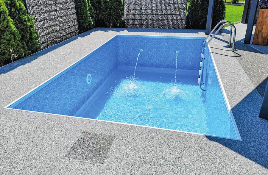 Ein Natursteinteppich ist schnell verlegt und sorgt für Trittsicherheit rund um den Pool oder andere Wasserflächen im Garten Foto: djd/ Renofloor