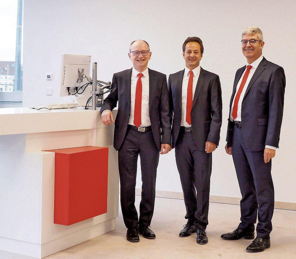 <div>Regionaldirektor Fabrizio Fiorilla, eingerahmt von den beiden Vorständen der Kreissparkasse Tübingen, Hans Lamparter (links) und Dr. Christoph Gögler.</div> <div>Regionaldirektor Fabrizio Fiorilla, eingerahmt von den beiden Vorständen der Kreissparkasse Tübingen, Hans Lamparter (links) und Dr. Christoph Gögler.</div>