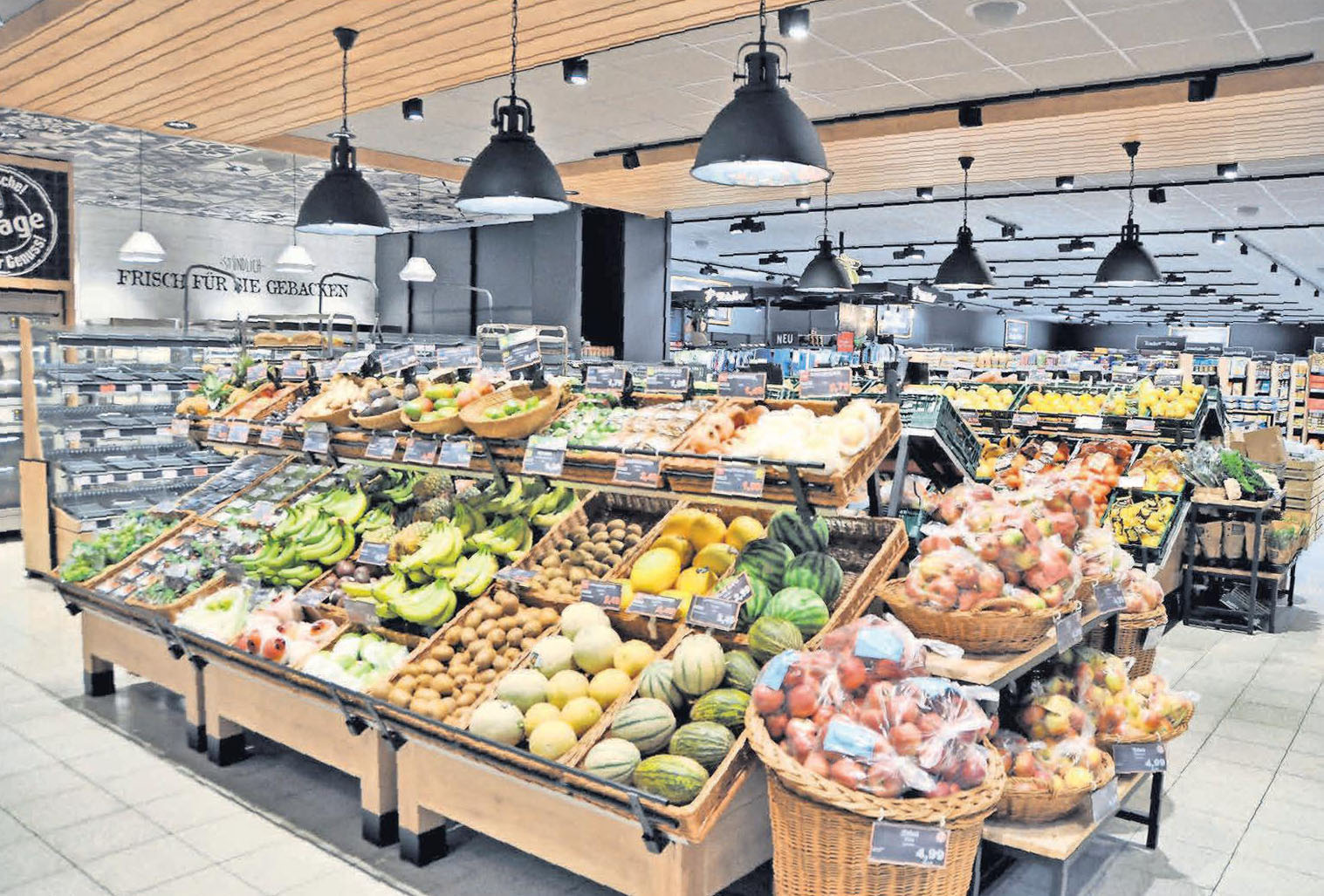 Nach wie vor Mittelpunkt des Frischemarktes: Die Obst- und Gemüseabteilung (großes Bild). Auch die Poststelle hat einen neuen Platz erhalten (kleines Bild). Nach wie vor Mittelpunkt des Frischemarktes: Die Obst- und Gemüseabteilung (großes Bild). Auch die Poststelle hat einen neuen Platz erhalten (kleines Bild).