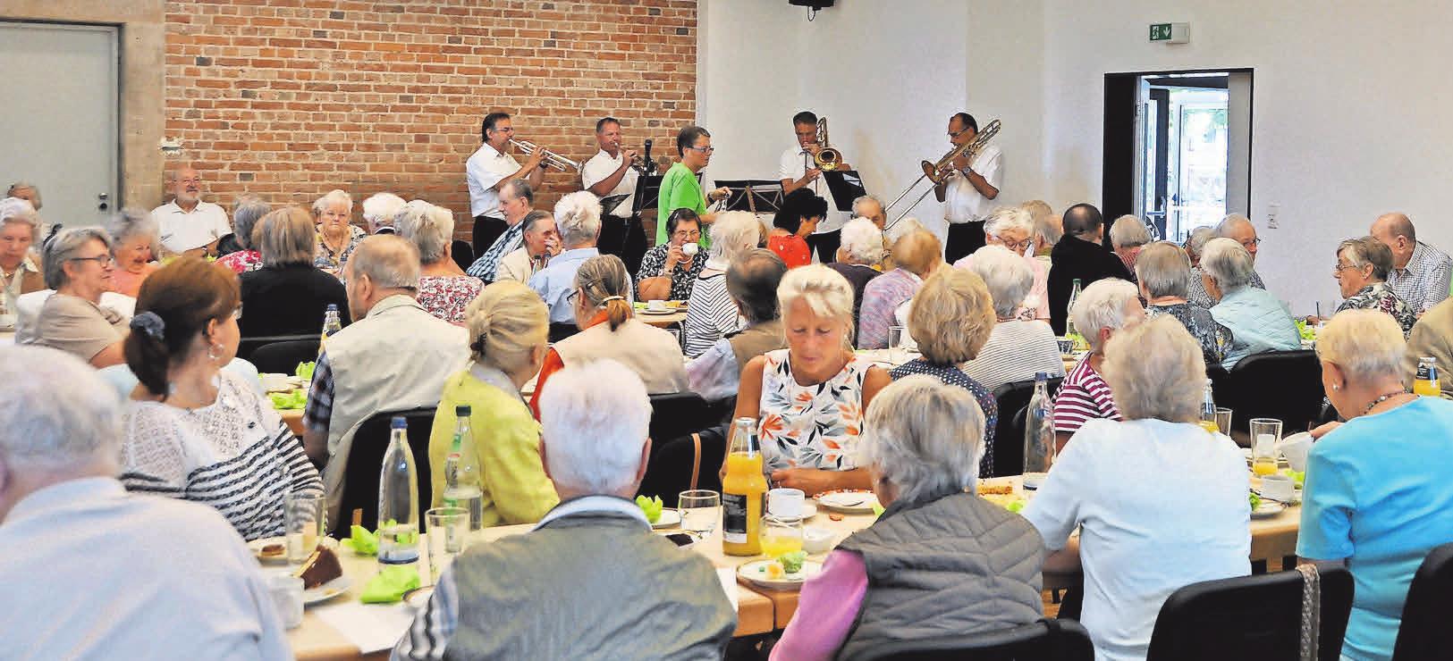 Zum traditionellen Kaffeenachmittag waren die Reihen im Saal des Dorfgemeinschaftshaus in Bredenbeck sehr gut gefüllt. Im Hintergrund der Bläserchor des Polizeimusikorchesters. Zum traditionellen Kaffeenachmittag waren die Reihen im Saal des Dorfgemeinschaftshaus in Bredenbeck sehr gut gefüllt. Im Hintergrund der Bläserchor des Polizeimusikorchesters.