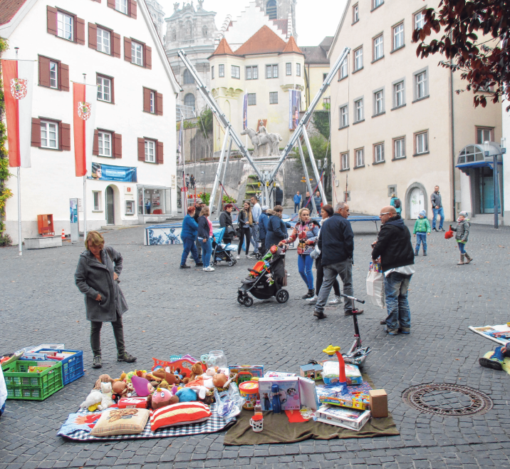 Auf dem Münsterplatz findet zu den Marktzeiten wieder ein Kinderflohmarkt statt. FOTOS: ROSA LANER Auf dem Münsterplatz findet zu den Marktzeiten wieder ein Kinderflohmarkt statt. FOTOS: ROSA LANER