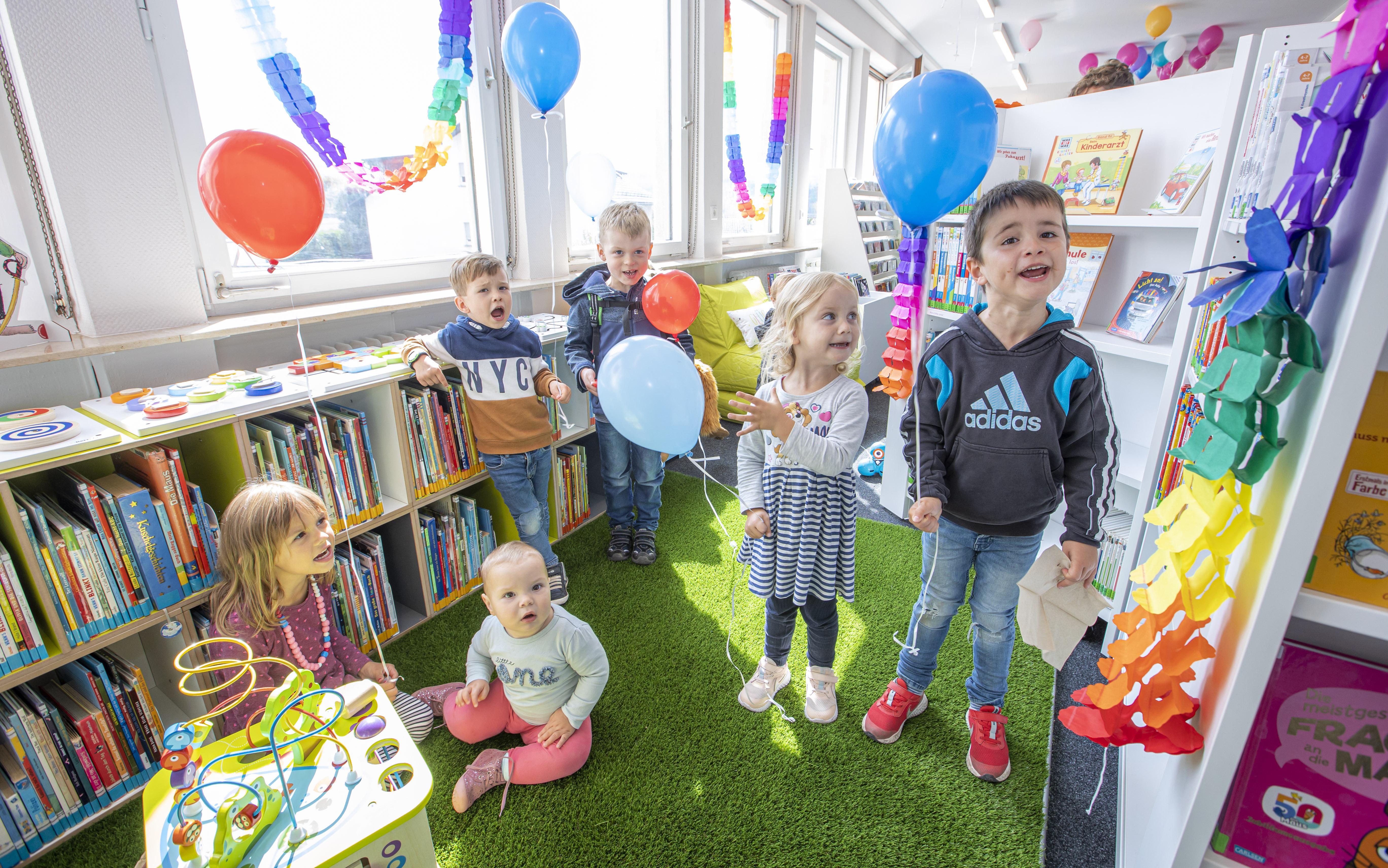 Strahlende Kinderaugen: die Eröffnung der Bibliothek im Huchenfelder Rathaus. FOTO: MEYER