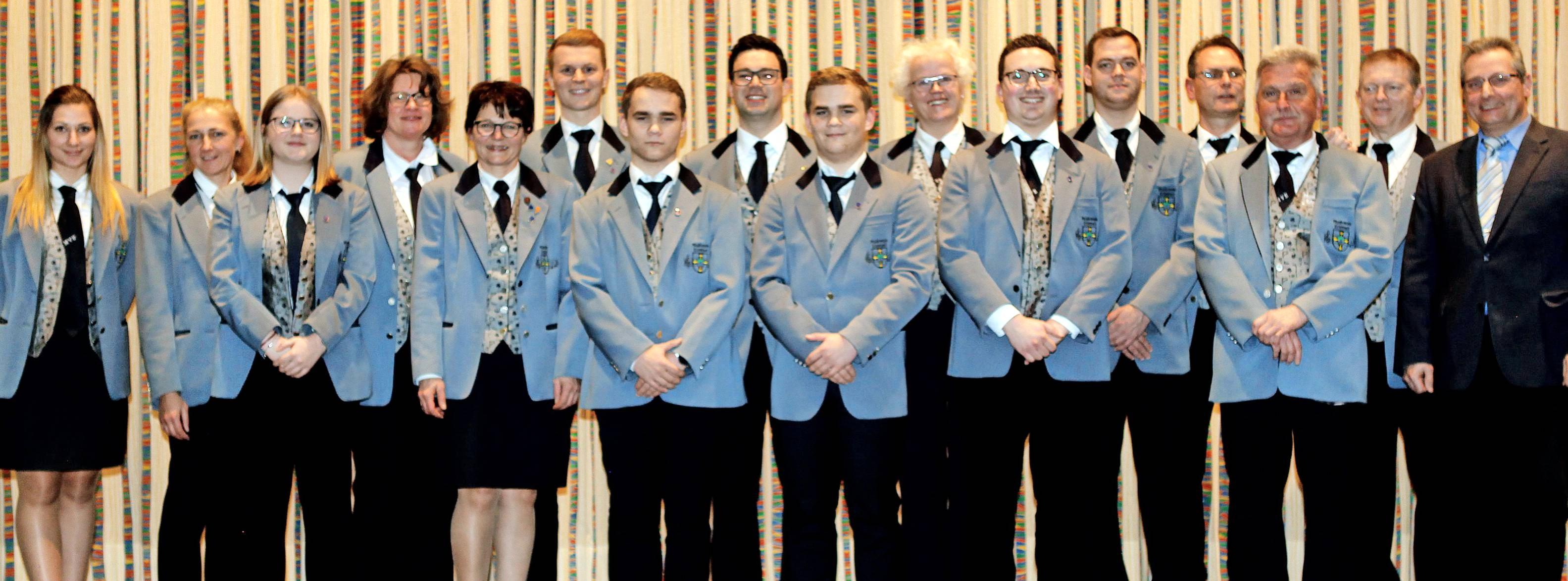 Martin Funk vom Blasmusik-Kreisverband (rechts) übernahm die Ehrungen bei der Winterfeier des Musikvereins Erlenbach. Foto: Rabea Massa Martin Funk vom Blasmusik-Kreisverband (rechts) übernahm die Ehrungen bei der Winterfeier des Musikvereins Erlenbach. Foto: Rabea Massa