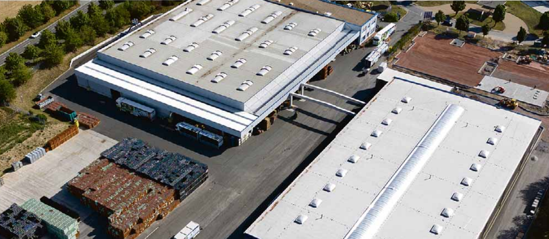 Luftaufnahme des Geländes der Harzer Mineralquelle Blankenburg GmbH – die bestehende und neue Halle im Vergleich Luftaufnahme des Geländes der Harzer Mineralquelle Blankenburg GmbH – die bestehende und neue Halle im Vergleich