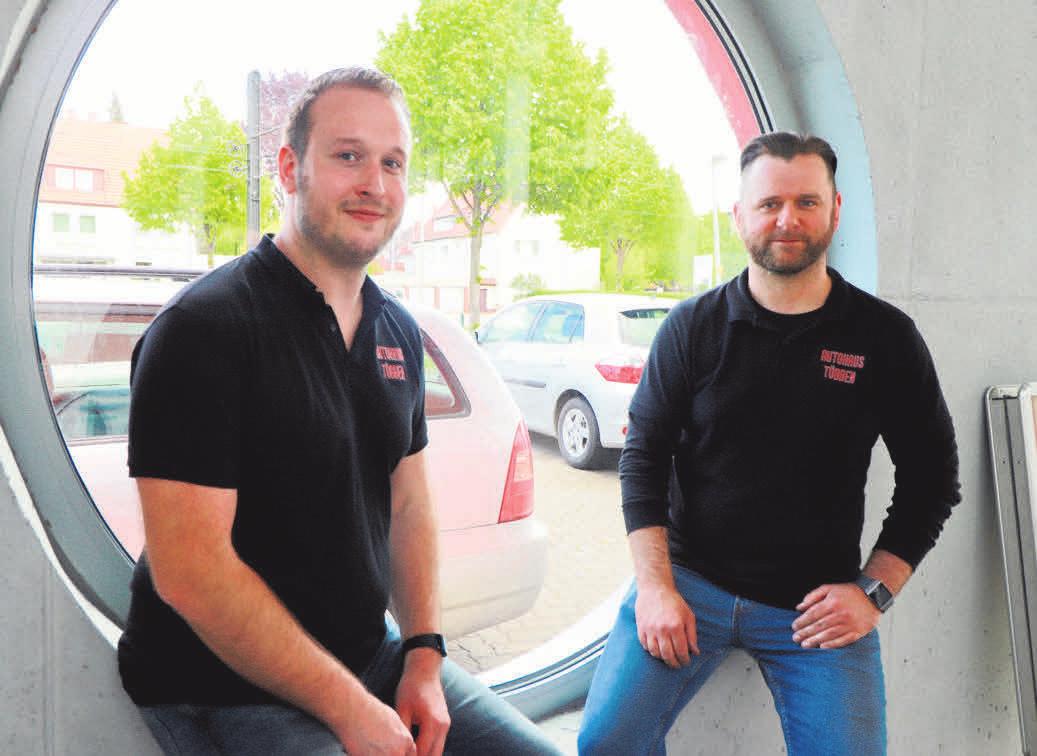 Dean Zagraba und Thomas Rothe stehen im Autohaus Többen für ein engagiertes und motiviertes Mitarbeiterteam. Dean Zagraba und Thomas Rothe stehen im Autohaus Többen für ein engagiertes und motiviertes Mitarbeiterteam.