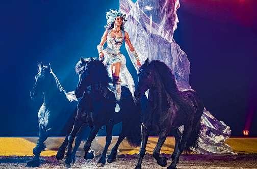 Prinzessin Samira (Kenzie Dysli) muss, begleitet von einem wilden Pferd, das Geheimnis um die Amazonen lüftenFoto: wb