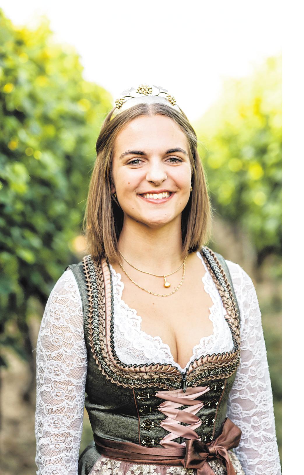 Auf zur Weinbergswanderung in Zeilitzheim, Weinprinzessin Alina Graf lädt ein. FOTO: ANIKA MENZ