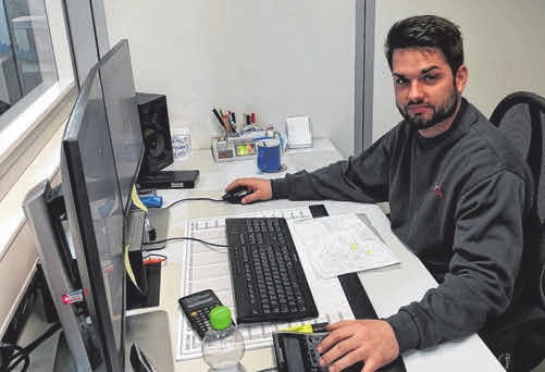 Marco Senft schreibt CAMProgramme, die vom Computer direkt auf die Fräsmaschinen übertragen werden. Marco Senft schreibt CAMProgramme, die vom Computer direkt auf die Fräsmaschinen übertragen werden.