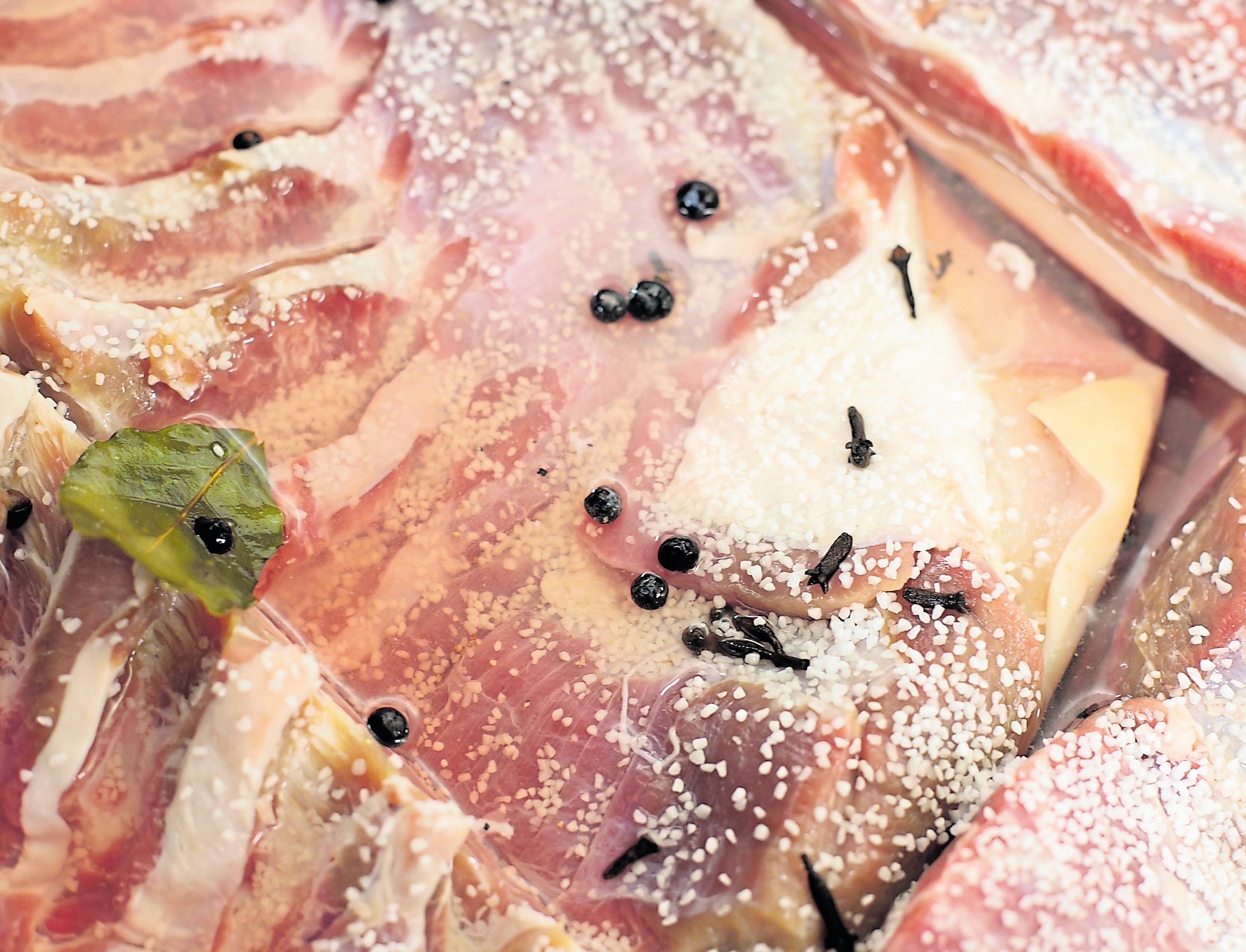 Der Speck bleibt zunächst sieben Tage lang in der Salzlake samt Wacholderbeeren, Pfeffer und Lorbeerblätter liegen. Der Speck bleibt zunächst sieben Tage lang in der Salzlake samt Wacholderbeeren, Pfeffer und Lorbeerblätter liegen.