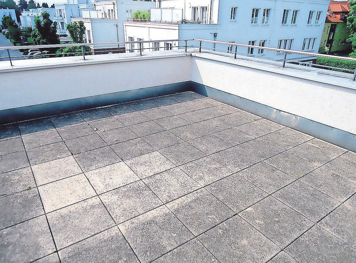 Profis helfen auch dabei, veralgte Terrassen zu säubern. Foto: Busche Profis helfen auch dabei, veralgte Terrassen zu säubern. Foto: Busche