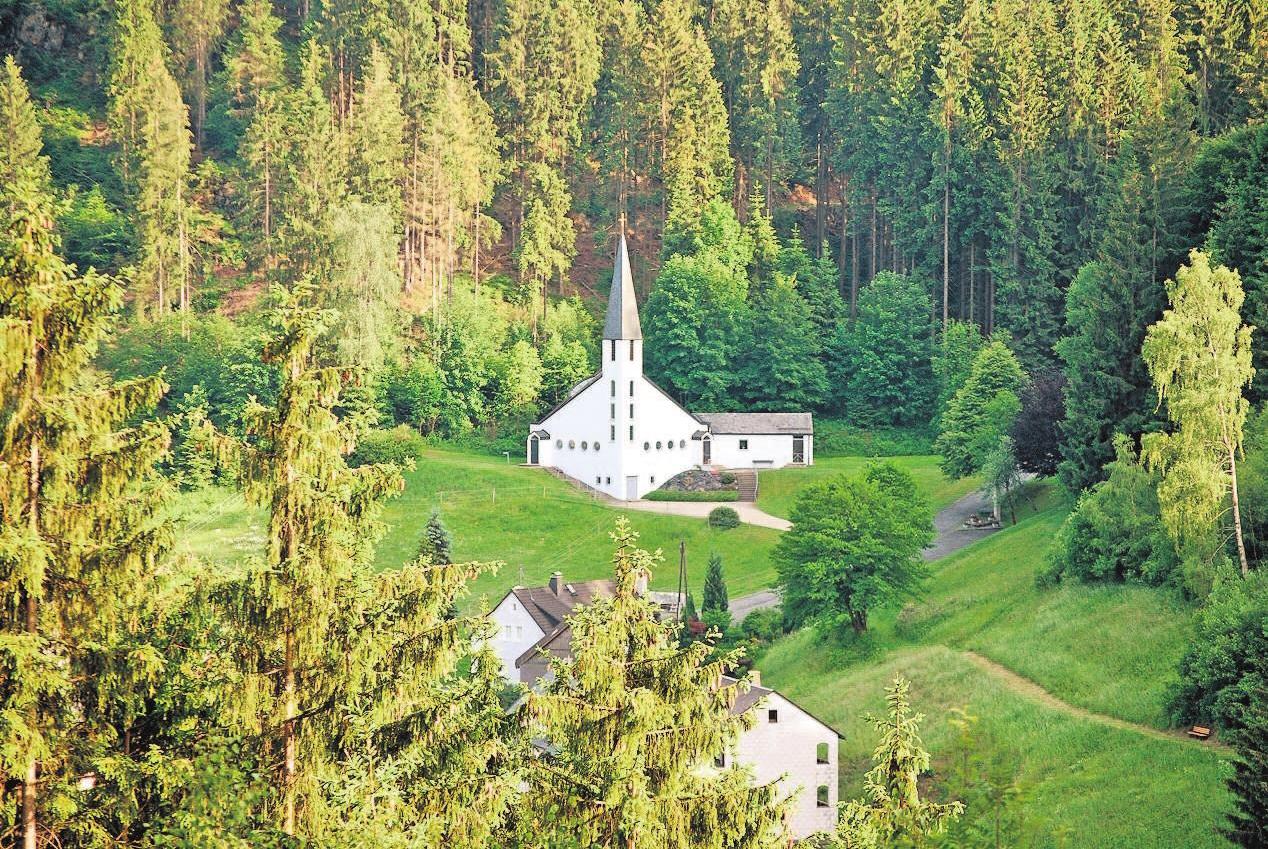 Ein malerischer Anblick: Der zentrale Kirchweih-Gottesdienst findet am Sonntagmorgen in der Dürrenwaider Christuskirche statt. Fotos: Sandra Hüttner Ein malerischer Anblick: Der zentrale Kirchweih-Gottesdienst findet am Sonntagmorgen in der Dürrenwaider Christuskirche statt. Fotos: Sandra Hüttner