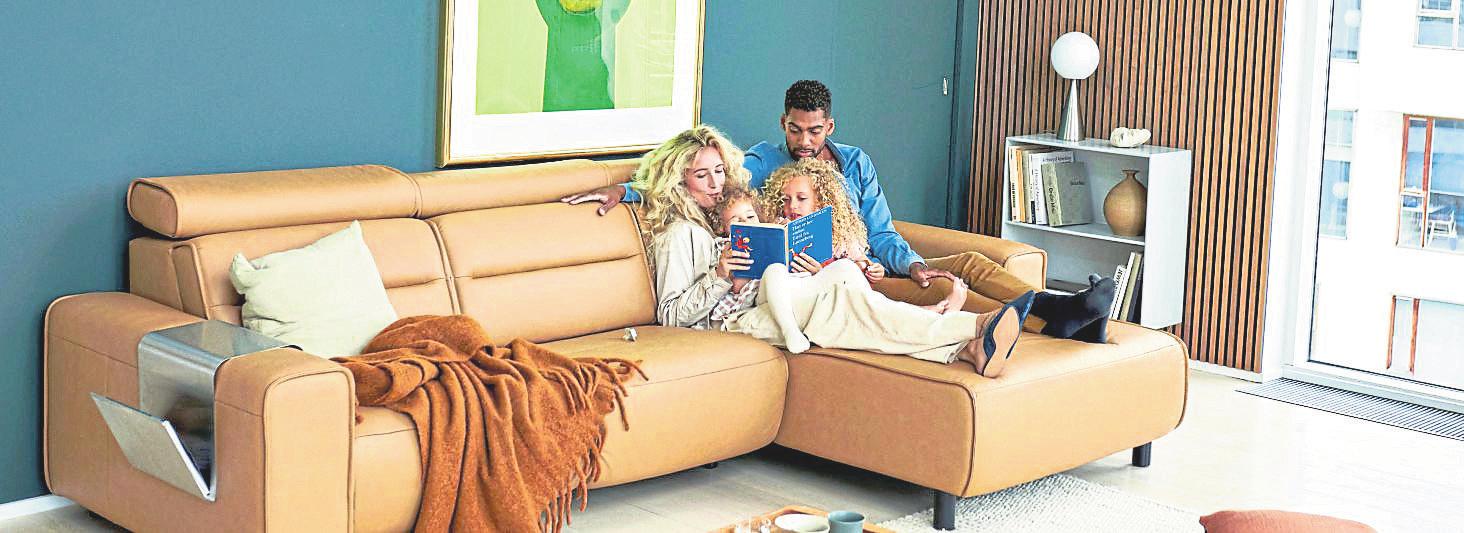 Gemeinsam kuscheln, lesen und entspannen: Großzügige Sofas bilden den gemütlichen Mittelpunkt des Familienlebens. Foto: djd/Stressless