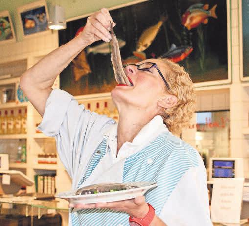 Katrin Frisch empfiehlt jetzt den Genuss von jungem Matjes – der Kultfisch liefert wichtige Omega-3-Fettsäuren. Katrin Frisch empfiehlt jetzt den Genuss von jungem Matjes – der Kultfisch liefert wichtige Omega-3-Fettsäuren.