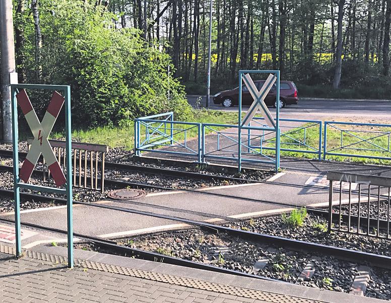 Einer der beiden Bahnübergänge, die im Sommer überholt werden. Einer der beiden Bahnübergänge, die im Sommer überholt werden.