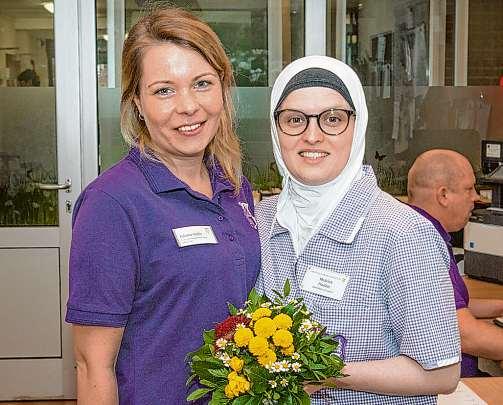 Juliane Holtz (l.) gratuliert Mubina Hadzic, die gerade die praktische Prüfung zur Altenpflegerin bestanden hat Foto: Umsorgt wohnen