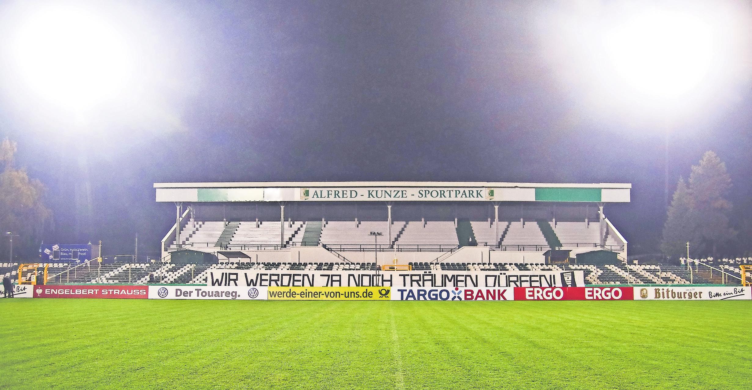 Die historische Holztribüne erstrahlt im Flutlichtschein – zum ersten Mal überhaupt. Die Sanierung der Tribüne lag und liegt dem Förderverein am Herzen. Foto: BSG Chemie Leipzig/Christian Donner Die historische Holztribüne erstrahlt im Flutlichtschein – zum ersten Mal überhaupt. Die Sanierung der Tribüne lag und liegt dem Förderverein am Herzen. Foto: BSG Chemie Leipzig/Christian Donner