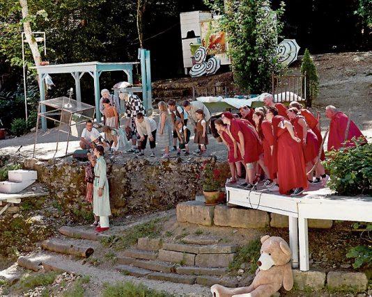 Naturtheater Hayingen - In diesem Jahr feiert das Naturtheater Hayingen sein 70-jähriges und „Der kleine Prinz“von Antoine de Saint-Exupéry sein 75-jähriges Bestehen. Ein Anlass für das Naturtheater, eine schwäbische Neufassung des Klassikers auf die Bühne im Tiefental zu bringen, in der die bekannte Geschichte lokale Bezüge bekommt: Statt in der afrikanischen Wüste landet der kleine Prinz mitten auf der schwäbischen Alb. Und die Naturtheaterbühne verwandelt sich in ein lebendiges Bilderbuch. Naturtheater Hayingen - In diesem Jahr feiert das Naturtheater Hayingen sein 70-jähriges und „Der kleine Prinz“von Antoine de Saint-Exupéry sein 75-jähriges Bestehen. Ein Anlass für das Naturtheater, eine schwäbische Neufassung des Klassikers auf die Bühne im Tiefental zu bringen, in der die bekannte Geschichte lokale Bezüge bekommt: Statt in der afrikanischen Wüste landet der kleine Prinz mitten auf der schwäbischen Alb. Und die Naturtheaterbühne verwandelt sich in ein lebendiges Bilderbuch.