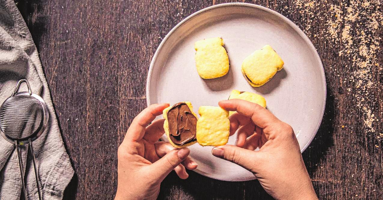 Kokos-Linzer-Plätzchen mit Nuss-Nougat-Creme – das ist Weihnachten für Genießer. BILD: DJD/NUTELLA Kokos-Linzer-Plätzchen mit Nuss-Nougat-Creme – das ist Weihnachten für Genießer. BILD: DJD/NUTELLA
