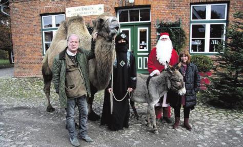 Enno Baron von Ruffin, „Beduine“ Andreas Frey, der Weihnachtsmann und Christa Seibt freuen sich auf einen stimmungsvollen Weihnachtsmarkt Foto: Frauke Pöhlsen