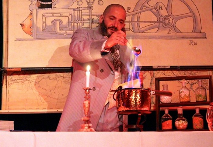Jost Naumann lädt ein zum „Schölerverkehr“ zur Feuerzangenbowle, frei nach Heinz Rühmann. Jost Naumann lädt ein zum „Schölerverkehr“ zur Feuerzangenbowle, frei nach Heinz Rühmann.