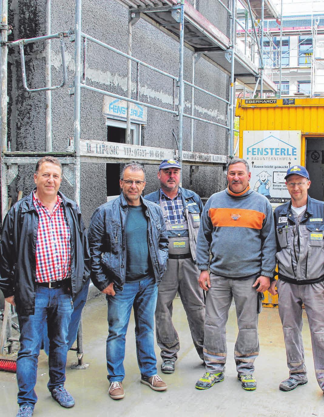 Das Fensterle-Hochbauteam beim Richtspruch. FOTOS: MADER Das Fensterle-Hochbauteam beim Richtspruch. FOTOS: MADER
