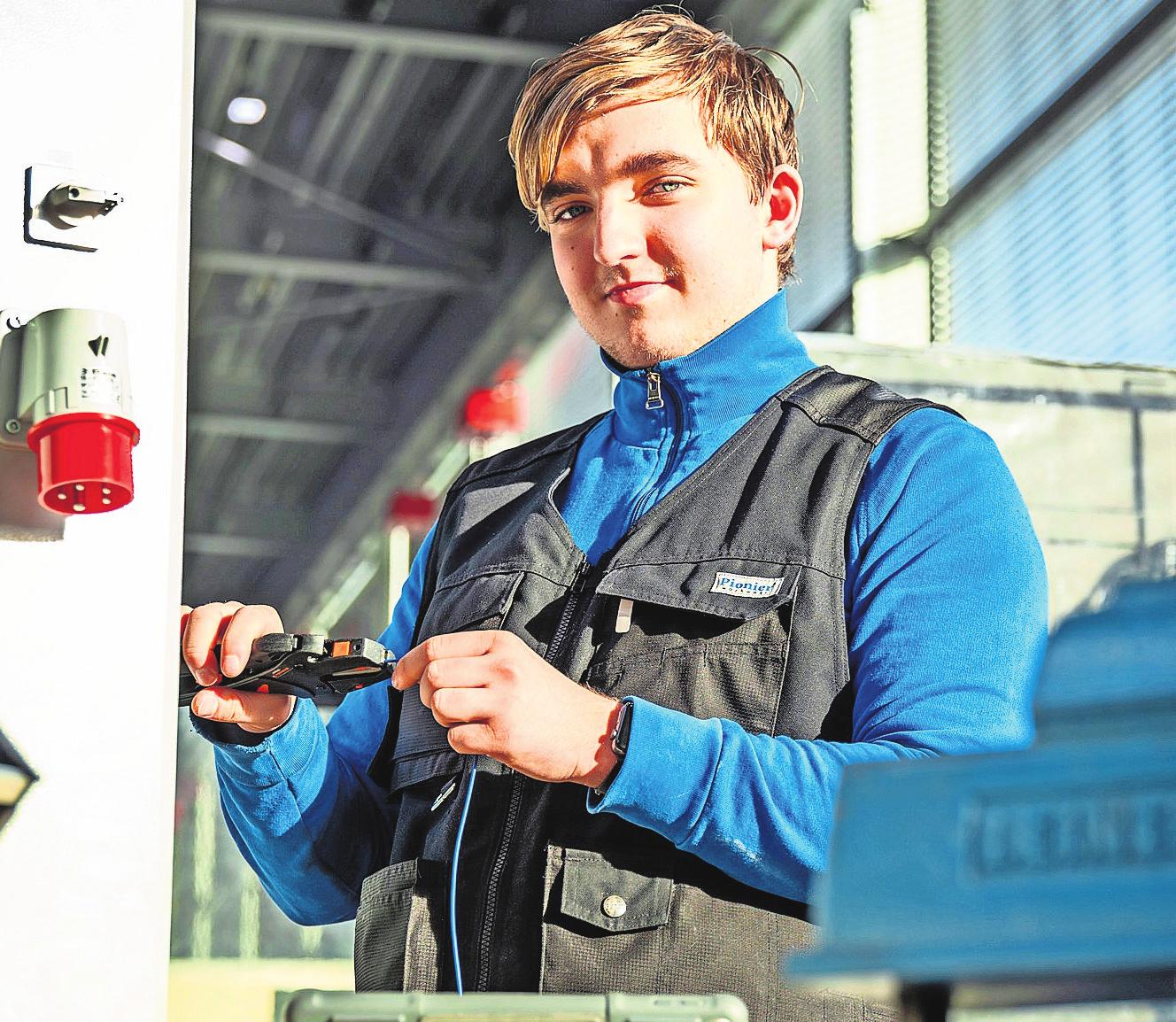 Sven Tengel macht eine Ausbildung zum Mechatroniker und lernt unter anderem Programmieren. Foto: Riva Sven Tengel macht eine Ausbildung zum Mechatroniker und lernt unter anderem Programmieren. Foto: Riva