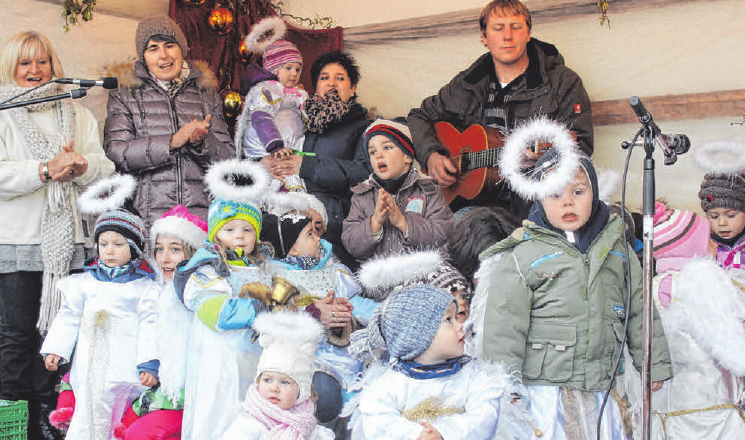Die Engelschar aus Dreikäsehochs begleitet den Nikolaus jedes Jahr. FOTO: PICASA Die Engelschar aus Dreikäsehochs begleitet den Nikolaus jedes Jahr. FOTO: PICASA