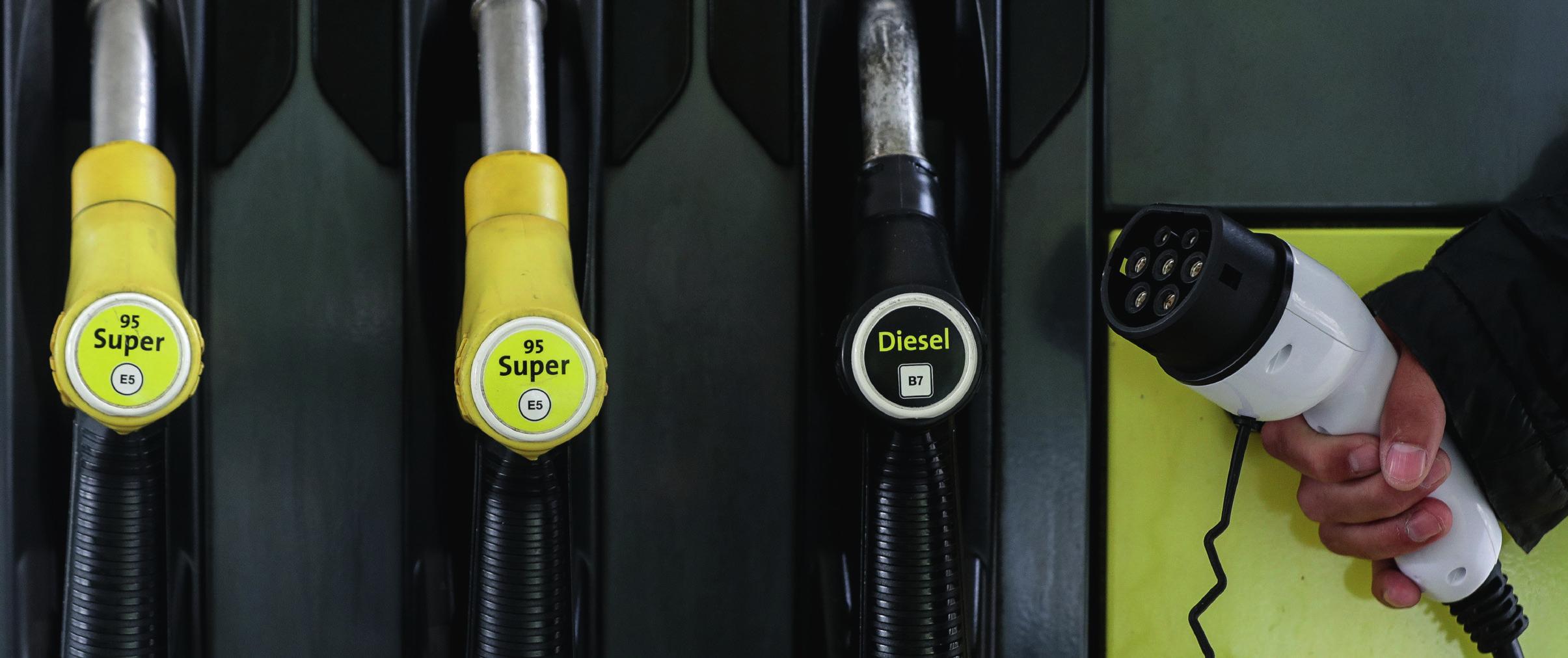 Alternative Antriebe abseits von klassischen Benzin- und Dieselmotoren führen längst kein Schattendasein mehr, der Autofahrer hat mittlerweile eine große Auswahl – allerdings hat jeder Antrieb Vor- und Nachteile. Fotos: Volker Weihbold, Toyota Alternative Antriebe abseits von klassischen Benzin- und Dieselmotoren führen längst kein Schattendasein mehr, der Autofahrer hat mittlerweile eine große Auswahl – allerdings hat jeder Antrieb Vor- und Nachteile. Fotos: Volker Weihbold, Toyota