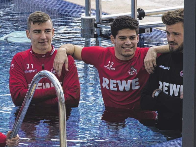 Nachwuchs-Keeper Daniel Adamczyk, Jorge Meré und Dennis Morschel nahmen ein Kältebad im Hotelpool (zehn Grad). Nachwuchs-Keeper Daniel Adamczyk, Jorge Meré und Dennis Morschel nahmen ein Kältebad im Hotelpool (zehn Grad).