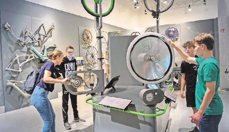 In der Ausstellung „BIKE IT“ können sich interessierte Besucher fortbilden. In der Ausstellung „BIKE IT“ können sich interessierte Besucher fortbilden.