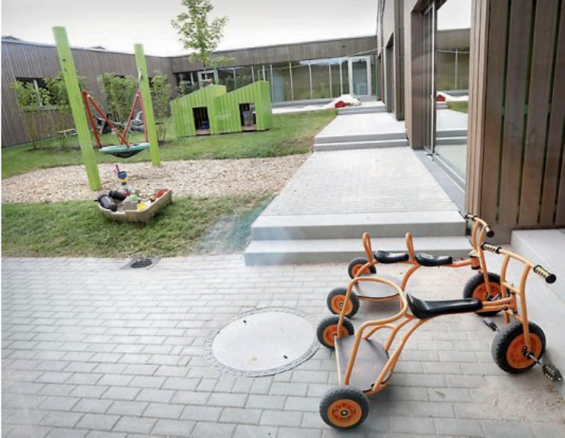 Herzstück des Neubaus ist der Innenhof, der den Krippengruppen einen geschützten Spielbereich bietet. Herzstück des Neubaus ist der Innenhof, der den Krippengruppen einen geschützten Spielbereich bietet.
