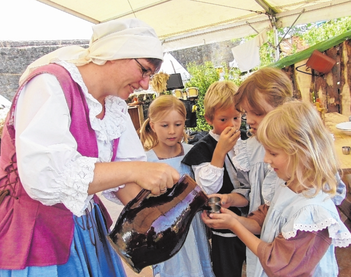 Für Erfrischung ist auf dem Historien-Wochenende bestens gesorgt – für die Besucher wie für die Mitwirkenden. FOTOS: EVA WIENRÖDER Für Erfrischung ist auf dem Historien-Wochenende bestens gesorgt – für die Besucher wie für die Mitwirkenden. FOTOS: EVA WIENRÖDER