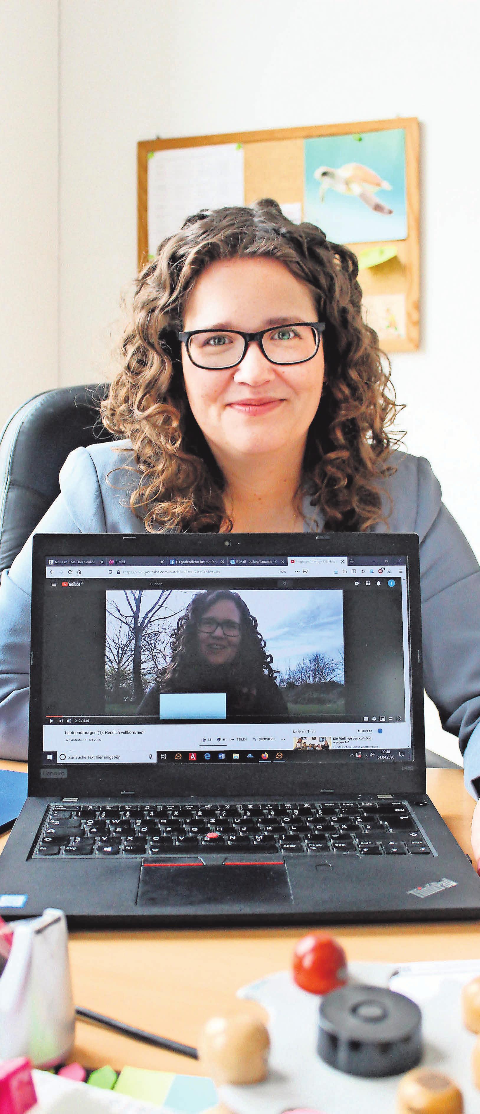 Pfarrerin Juliane Lorasch gründete einen Youtube-Kanal. FOTOS: STEFAN. BLUMBERG; ADOBE STOCK/ VISIONS-AD Pfarrerin Juliane Lorasch gründete einen Youtube-Kanal. FOTOS: STEFAN. BLUMBERG; ADOBE STOCK/ VISIONS-AD