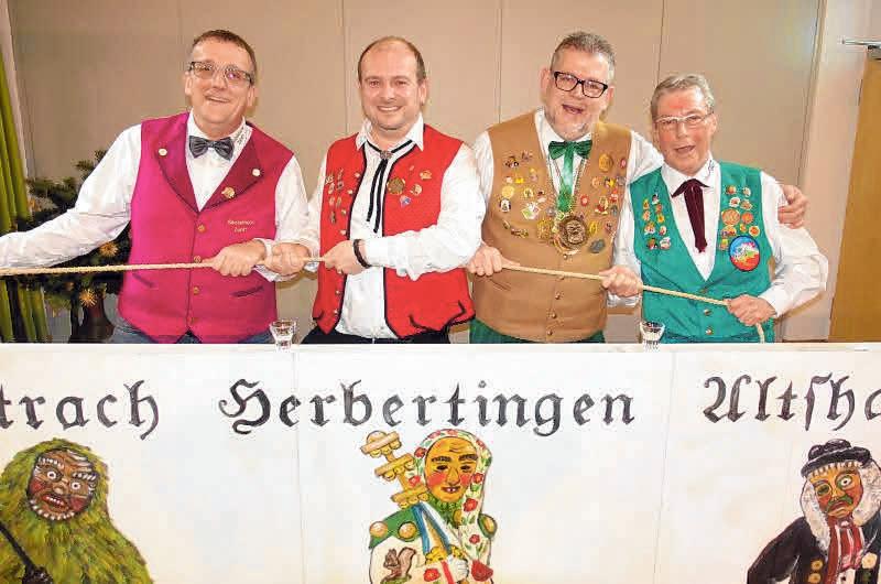 6. Januar 2020: Beim Dreikönigstreffen ziehen die aktuellen OHA-Zunftmeister (v.l.) Rolf Reisky aus Ostrach, Stefan Schnitzer aus Herbertingen, Klaus Eisele aus Altshausen und Uwe Lang aus Scheer traditionsgemäß an einem Strang. FOTO: KIENZLER 6. Januar 2020: Beim Dreikönigstreffen ziehen die aktuellen OHA-Zunftmeister (v.l.) Rolf Reisky aus Ostrach, Stefan Schnitzer aus Herbertingen, Klaus Eisele aus Altshausen und Uwe Lang aus Scheer traditionsgemäß an einem Strang. FOTO: KIENZLER
