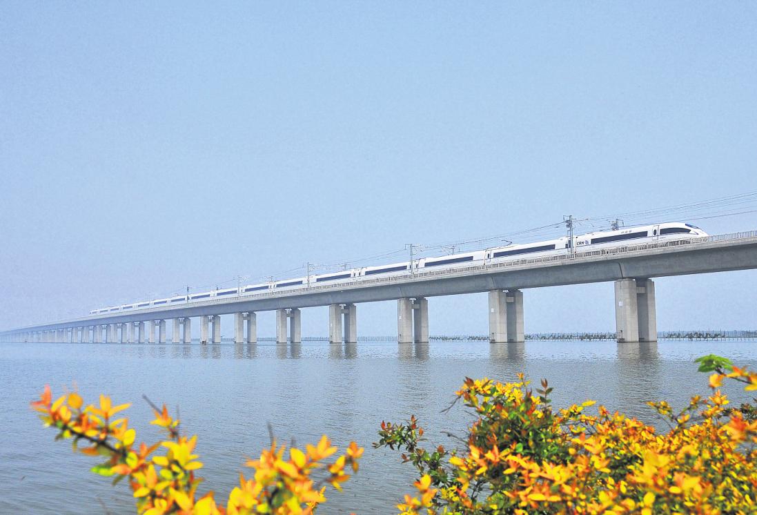 Mit einer Länge von 164,8 Kilometern gilt die Große Brücke Danyang-Kunshan in China als derzeit längste Brücke der Welt. FOTO: LUO CHUNXIAO/ DPA Mit einer Länge von 164,8 Kilometern gilt die Große Brücke Danyang-Kunshan in China als derzeit längste Brücke der Welt. FOTO: LUO CHUNXIAO/ DPA