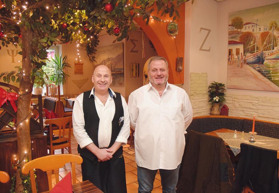 Der Inhaber des Rellinger Restaurants „Rhodos“, Jiannis Geitsidis (rechts), sorgt mit seinem Team für gutes Essen und einen angenehme Atmosphäre in seinem griechischen Lokal Foto: Klein