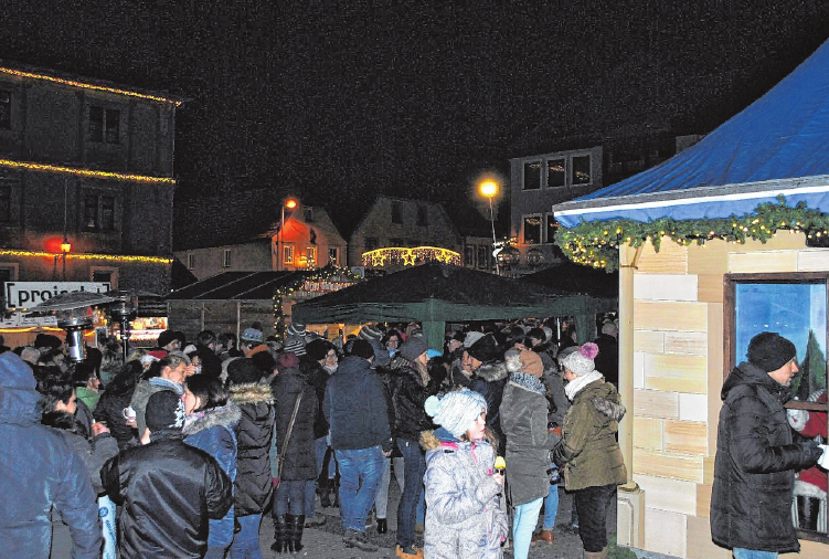 Hier können die Besucher die Geselligkeit genießen, bei Bratwurst, Glühwein, Pizza, Waffeln und vielem mehr. FOTOS: REGINA VOSSENKAUL Hier können die Besucher die Geselligkeit genießen, bei Bratwurst, Glühwein, Pizza, Waffeln und vielem mehr. FOTOS: REGINA VOSSENKAUL