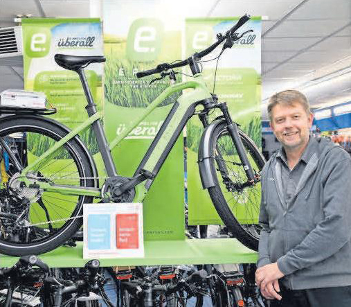 Ein robustes E-bike mit integriertem Akku: Tim Helke empfiehlt Endeavour 7, das breite Reifen für Wald- und Wiesenwege bietet. Ein robustes E-bike mit integriertem Akku: Tim Helke empfiehlt Endeavour 7, das breite Reifen für Wald- und Wiesenwege bietet.